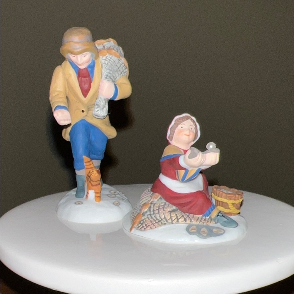 Dept 56 Dickens Village - Set retired in 2001- EC, SFH 
No Box
Vintage